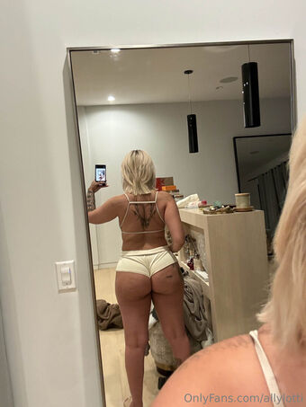allylotti Nøgen Lækager OnlyFans Foto 21