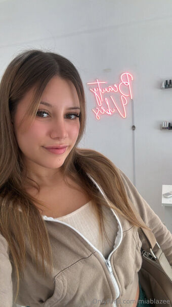 miablazee Nøgen Lækager OnlyFans Foto 8