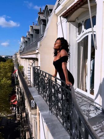 Simone Ashley Nøgen Lækager OnlyFans Foto 95