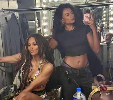 Simone Ashley Nøgen Lækager OnlyFans Foto 101