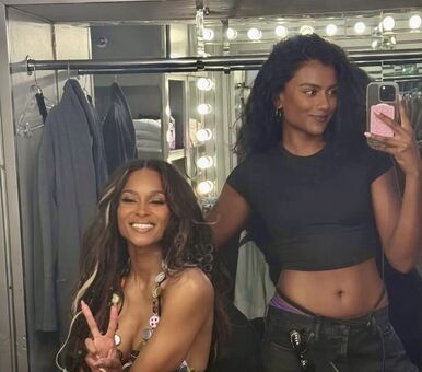 Simone Ashley Nøgen Lækager OnlyFans Foto 102